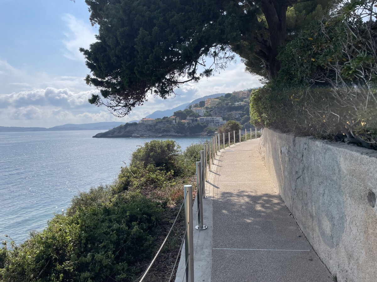 Prechádzka z Monaka do Francúzka po promenáde Cap-d’Ail