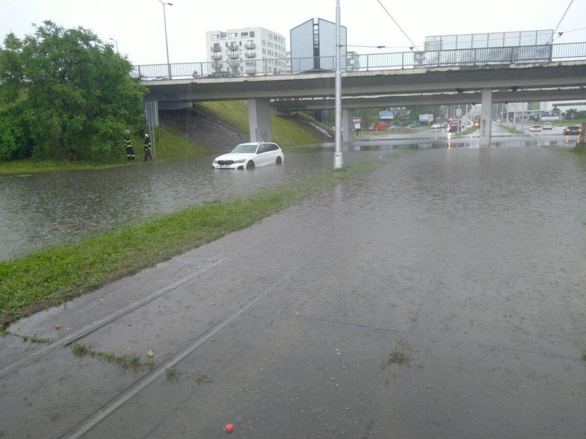 Zaplavená ulica v Bratislave