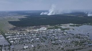 Rusko sa snaží zhoršiť ekocídu. Podľa Zelenského ostreľuje aj miesta evakuácie v Chersonskej oblasti