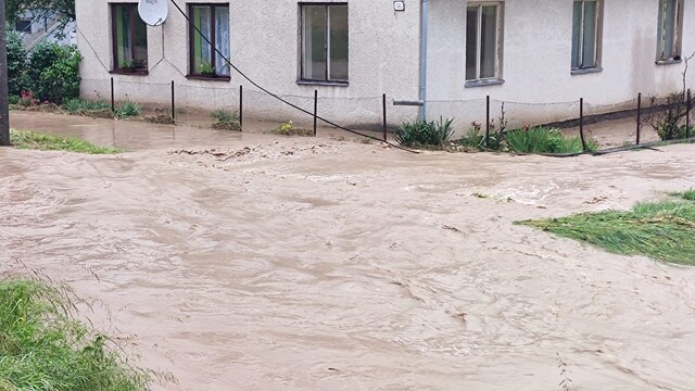 FOTO: V obci Beluj platí mimoriadna situácia. Vybrežil sa tam potok