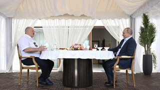 Putin sa stretol s Lukašenkom. Rozmiestňovanie jadrových zbraní v Bielorusku začne v júli, uviedol