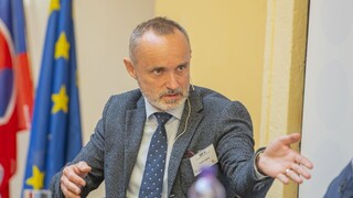 Podľa Progresívneho Slovenska chátrajú kasárne a peniaze idú inam. Ostro kritizuje ministerstvo obrany