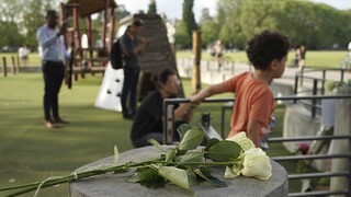 Muža, ktorý v Annecy útočil nožom na deti, zostáva vo väzbe. Obvinili ho