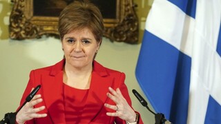 Škótsku expremiérku Sturgeonovú prepustili bez obvinení