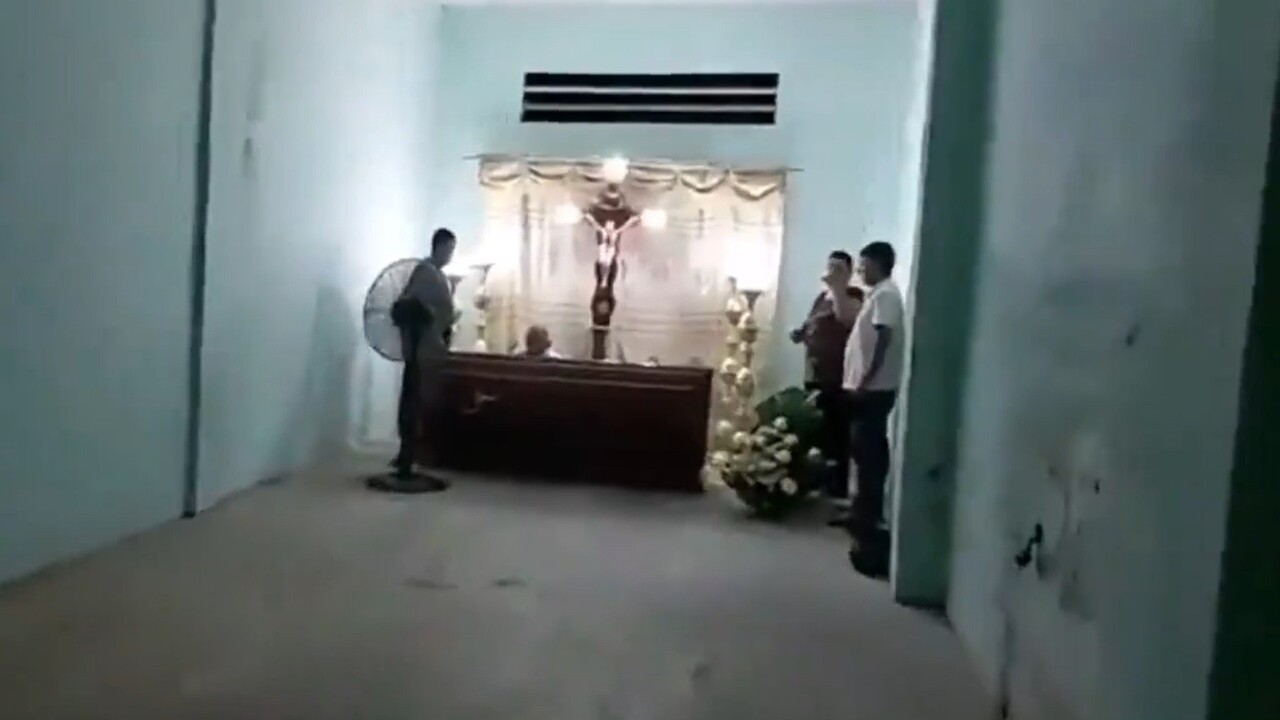 VIDEO: Žena sa na vlastnom pohrebe zobudila v rakve. Bola v nej zatvorená päť hodín