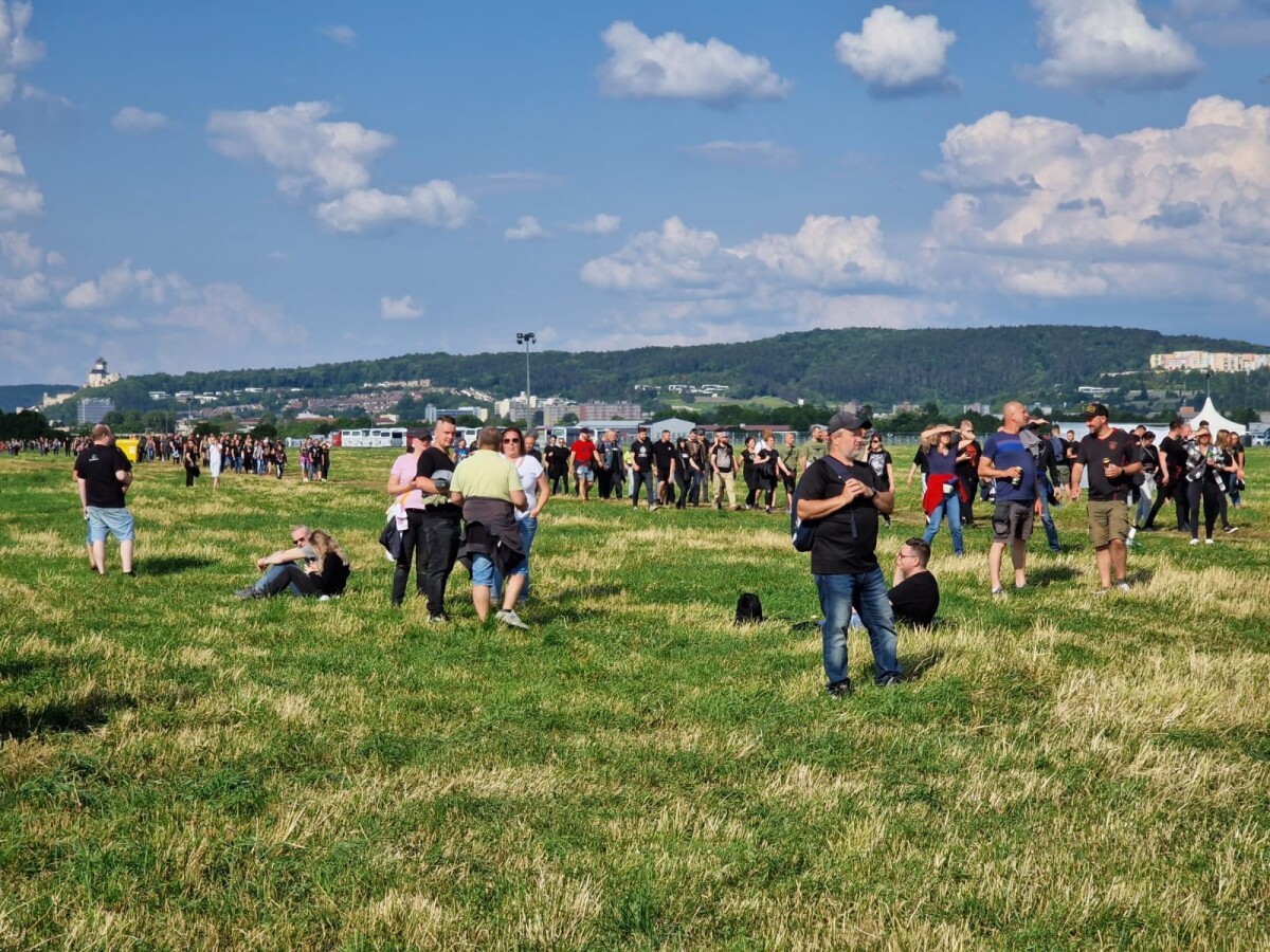 Ľudia na koncerte Rammsteinu.