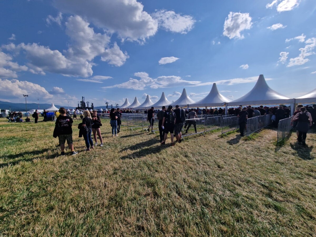 Ľudia na koncerte Rammsteinu.