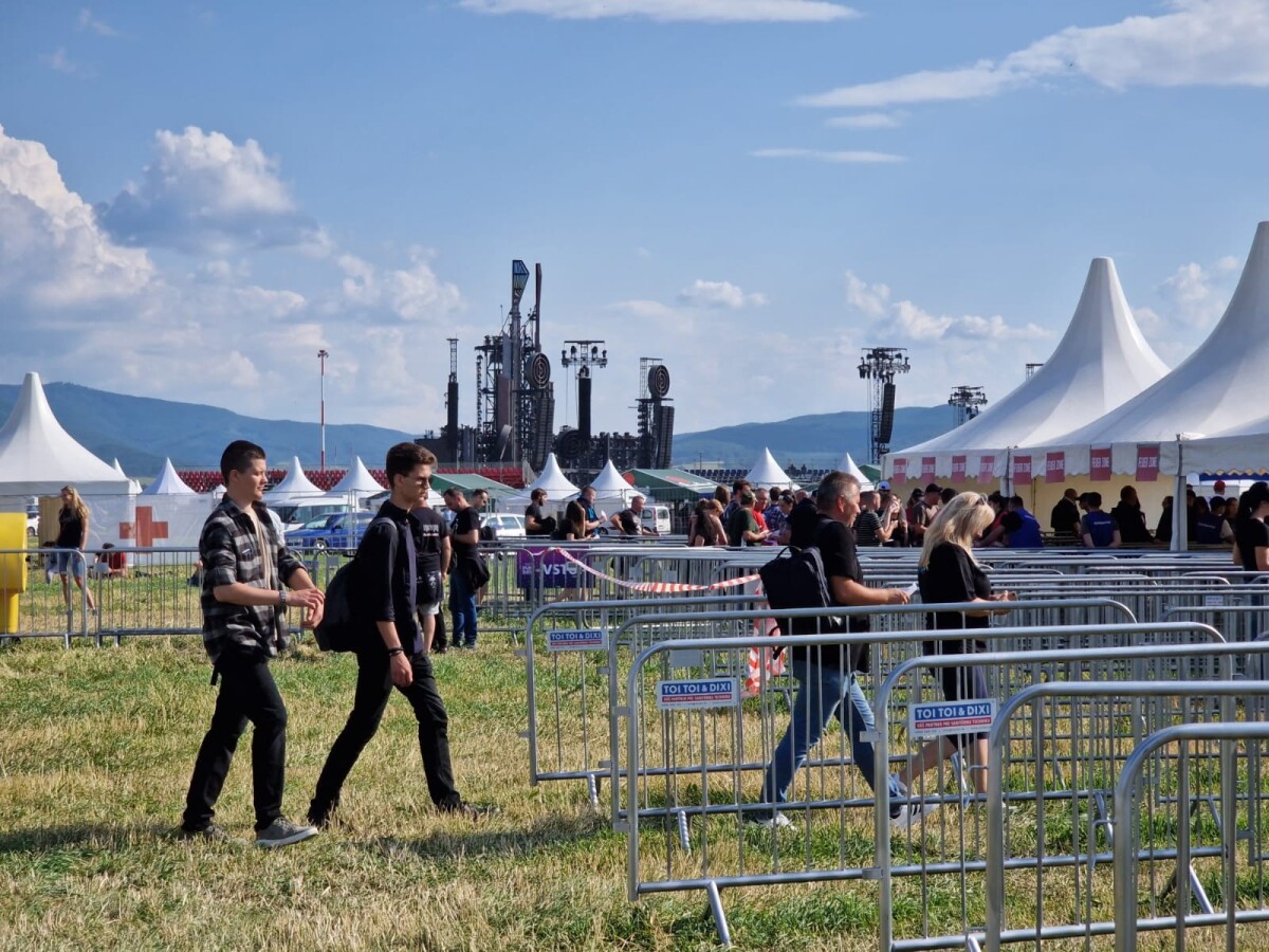 Ľudia na koncerte Rammsteinu.