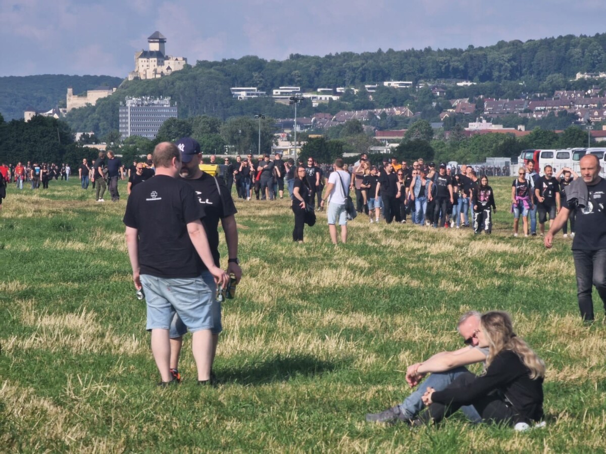 Ľudia na koncerte Rammsteinu.