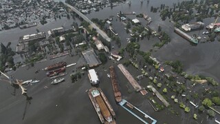 Bilancia rastie. Záplavy po pretrhnutí Kachovskej priehrady si vyžiadali najmenej 28 obetí