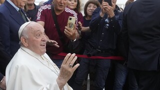Pápeža prepustili z nemocnice. Som nažive, odkázal novinárom