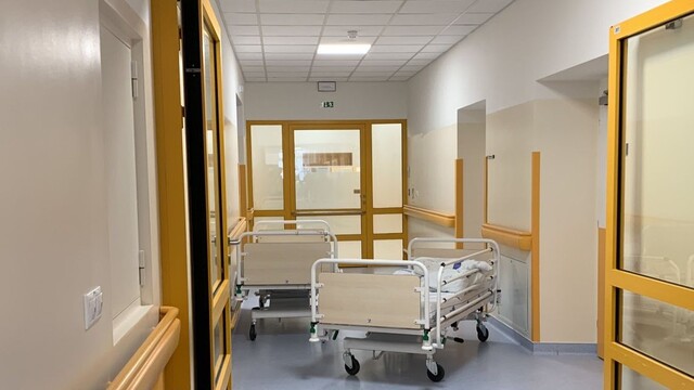 Polícia zasahovala v nemocnici v Českých Budějoviciach, muž zaútočil mačetou na personál
