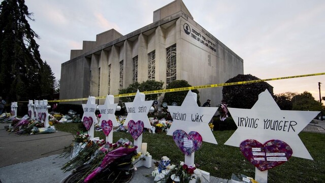 Muža, ktorý v roku 2018 zaútočil na synagógu v Pittsburghu, uznali za vinného. Hrozí mu trest smrti