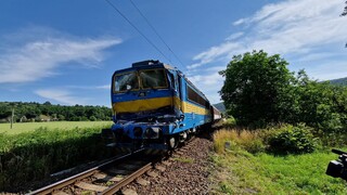 FOTO: V Hronskom Beňadiku sa zrazil vlak s kamiónom. Zranení majú byť vodič aj rušňovodič