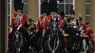FOTO: Briti oslavujú narodeniny Karola III. Ceremoniál prilákal tisíce fanúšikov