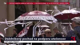 Pripomíname si Svetový deň utečencov. V Bratislave ich podporili dáždnikovým pochodom