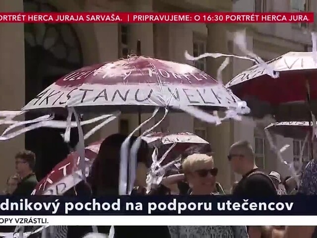 Pripomíname si Svetový deň utečencov. V Bratislave ich podporili dáždnikovým pochodom