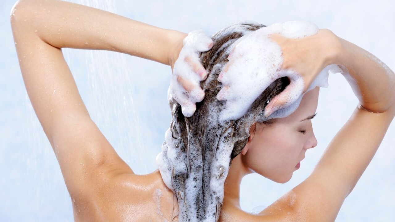 Francúzsky tip na umývanie vlasov: Takto napeňte šampón, aj farba vám vydrží dlhšie