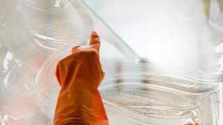 Neuveriteľný trik, ktorý takmer nikto nepozná: Dokonale umyté okná vďaka pudingu!