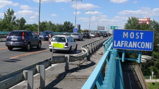 Vodiči musia v Bratislave počítať so zdržaním. Na moste Lanfranconi sa zrazilo niekoľko áut