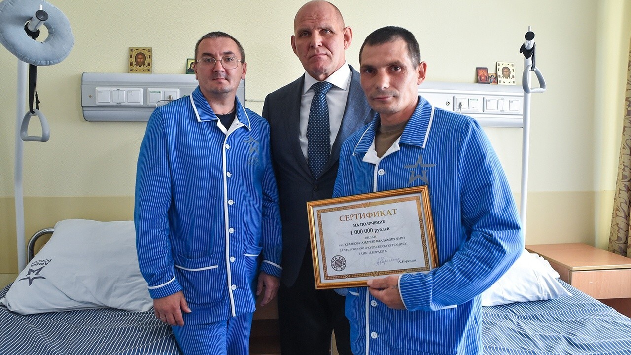 V nemocnici si prebral milión. Ruského vojaka odmenili za zničenie nemeckého tanku