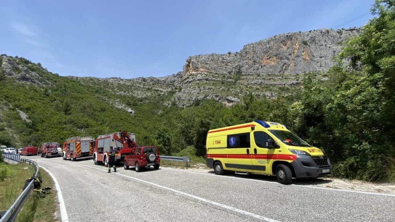 Maďarský vrtuľník havaroval pri chorvátskom Šibeniku, hlásia najmenej dve obete
