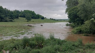 FOTO: Voda zaplavila obce na juhu Slovenska. Vo viacerých okresoch hrozia povodne