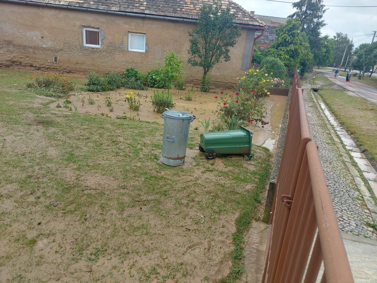 Spúšť po povodni v obci Pavlovce