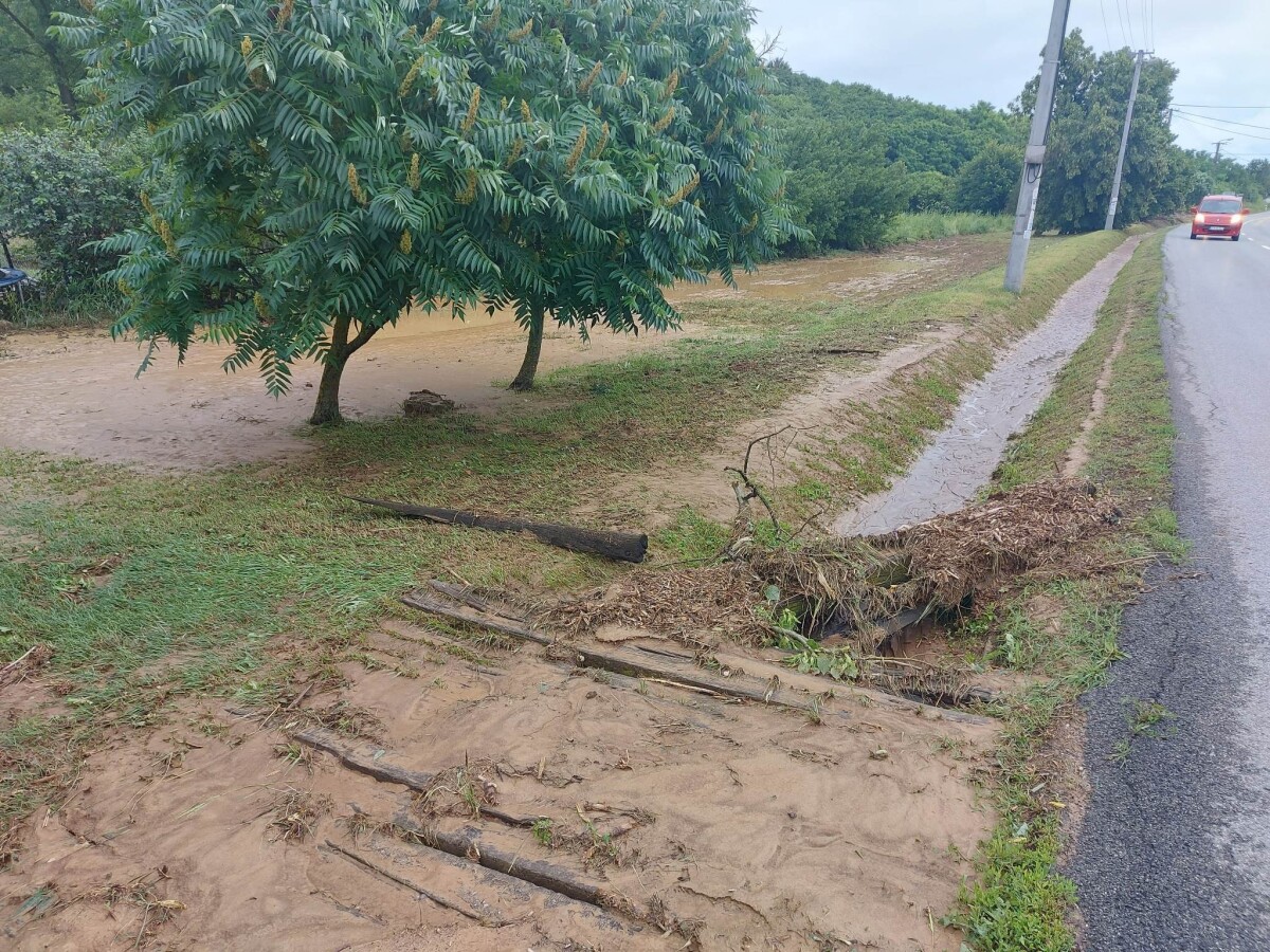 Spúšť po povodni v obci Pavlovce