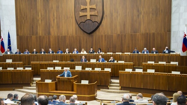 Júnová schôdza parlamentu pokračuje tretí týždeň, poslanci sa do lavíc vrátia v utorok