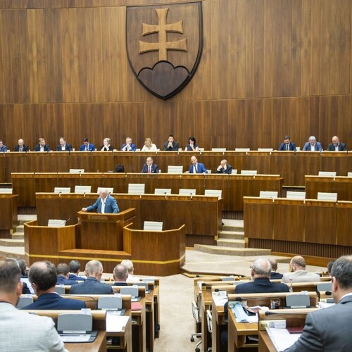 Júnová schôdza parlamentu pokračuje tretí týždeň, poslanci sa do lavíc vrátia v utorok
