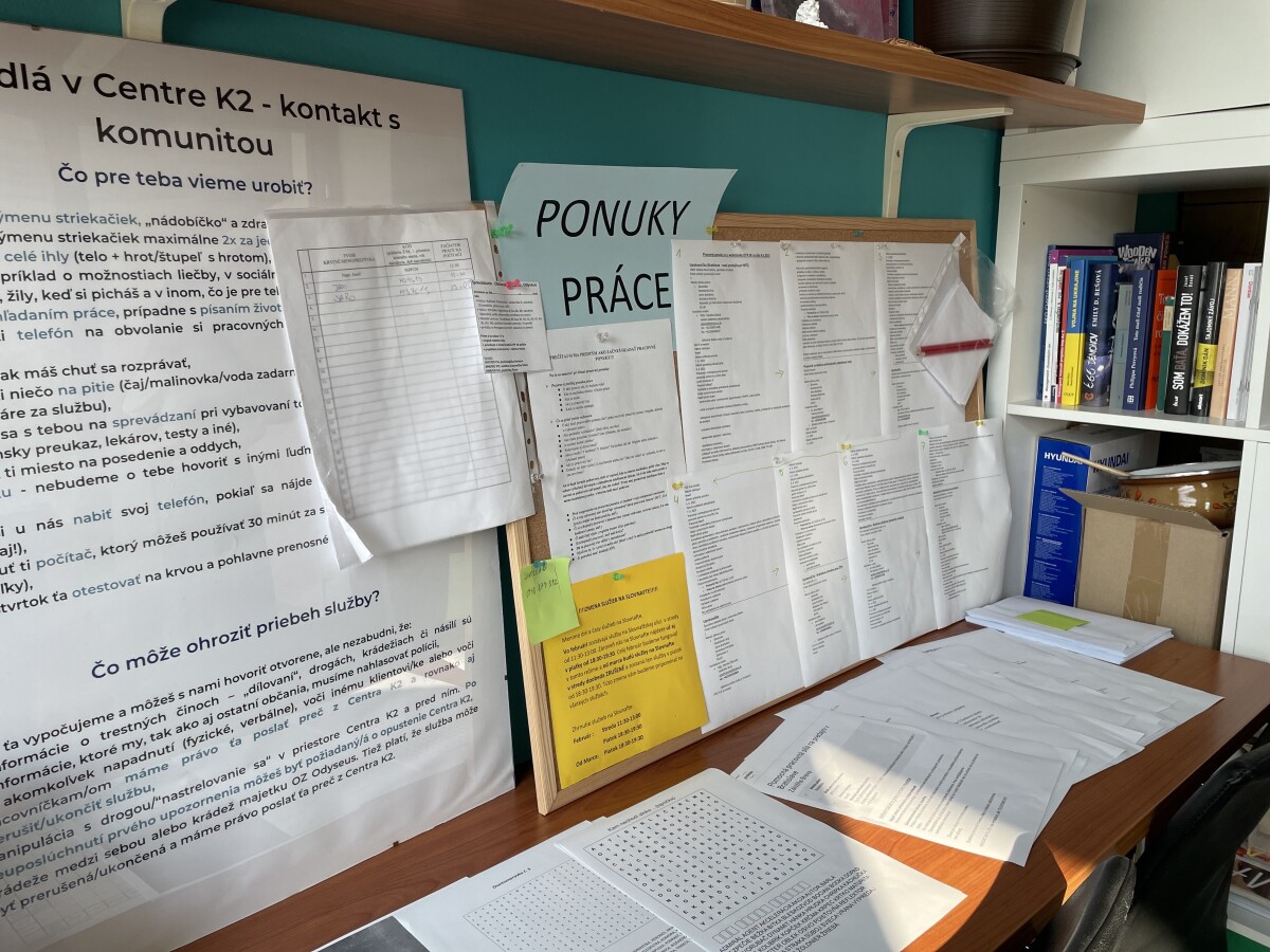 Priestor pre klientov na hľadanie práce, čítanie aj surfovanie po internete