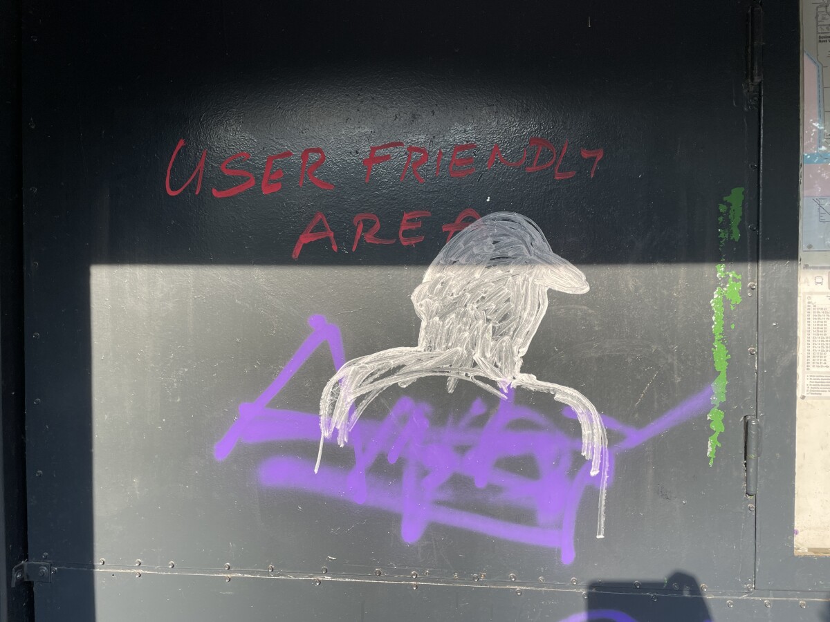 Graffity na zastávke pri Pentagone