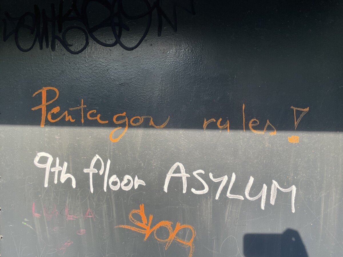 Graffity na zastávke pri Pentagone