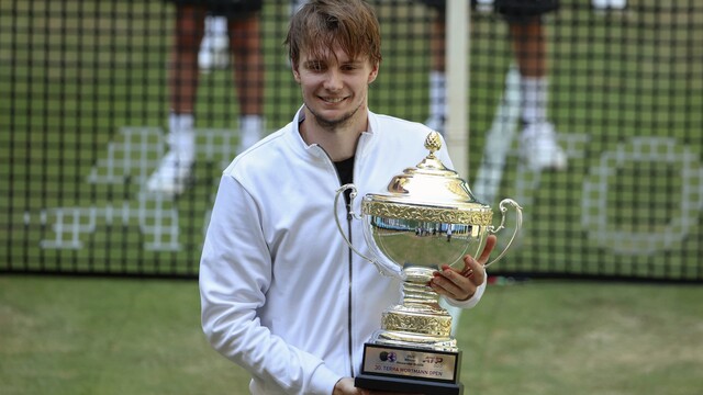 Bublik vybojoval svoj najcennejší titul. Vo finále turnaja ATP v Halle zdolal Rubľova