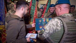 Zelenskyj navštívil Doneckú oblasť, s vojakmi pil kávu na čerpacej stanici