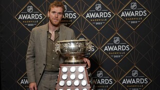 NHL: McDavid suverénne získal Hartovu trofej, s cenami aj Karlsson či Ullmark