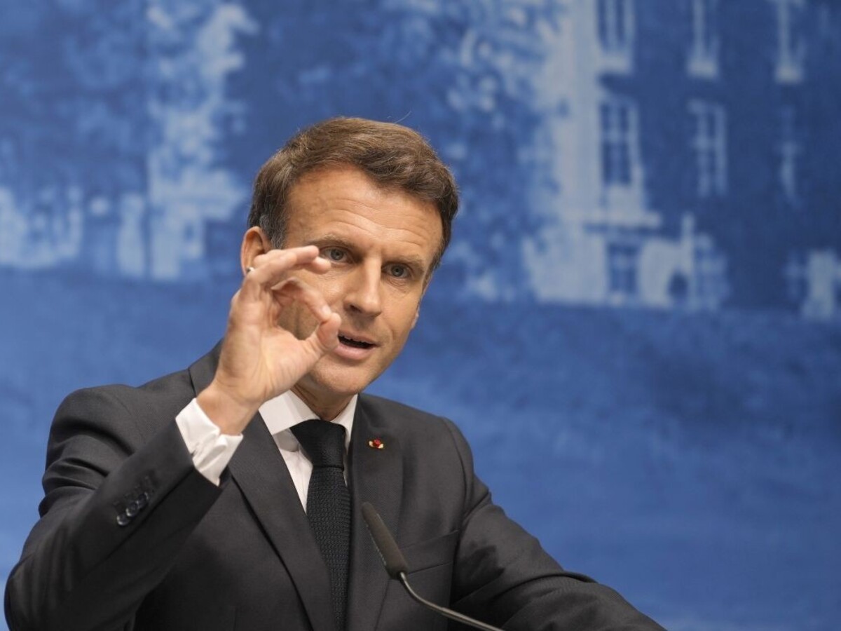 Macron odsúdil čin policajta, ktorý zastrelil mladíka na parížskom námestí. Tvrdí, že je to neodpustiteľné