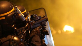 FOTO: Francúzsko sa zmieta v nepokojoch. Prestane jazdiť verejná doprava, zasahujú tisíce policajtov