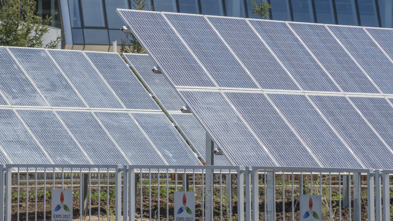 Experiment sa vydaril: Slnečné kolektory na paneláku šetria peniaze za energie