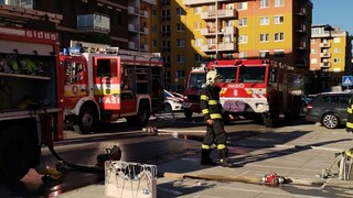 V bratislavskej Petržalke evakuovali bytovku. Šachtou z reštaurácie sa šíril oheň