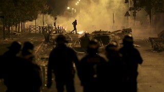 Požiare, rabovanie a ohňostroje. Francúzsko zažilo ďalšiu noc plnú chaosu a výtržníctva
