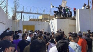 Desiatky Iračanov vtrhli na švédske veľvyslanectvo v Bagdade. Protestovali proti spáleniu Koránu pred mešitou v Štokholme