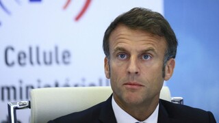 Macron pre nepokoje opustil summit EÚ. Apeluje na rodičov, aby deti nepustili protestovať