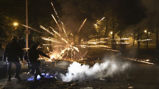 Nepokoje neutíchajú. Vo Francúzsku prestala premávať verejná doprava