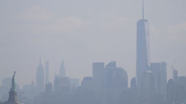 Socha slobody a mesto New York v dyme