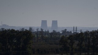 Rusi vraj opúšťajú Záporožskú elektráreň. Vynárajú sa otázky, či hrozí útok