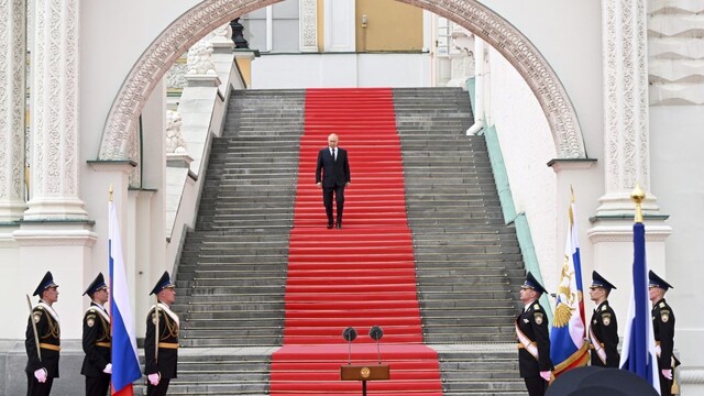 Putin schádzal po schodoch Kremľa, aby vystúpil s prejavom