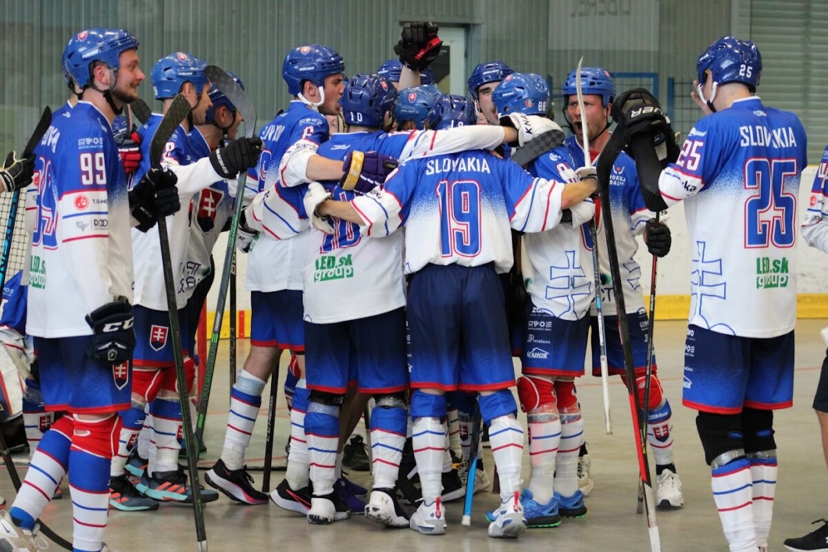 Slovenskí hokejbalisti do 23 rokov sa tešia z víťazstva proti Kanade.