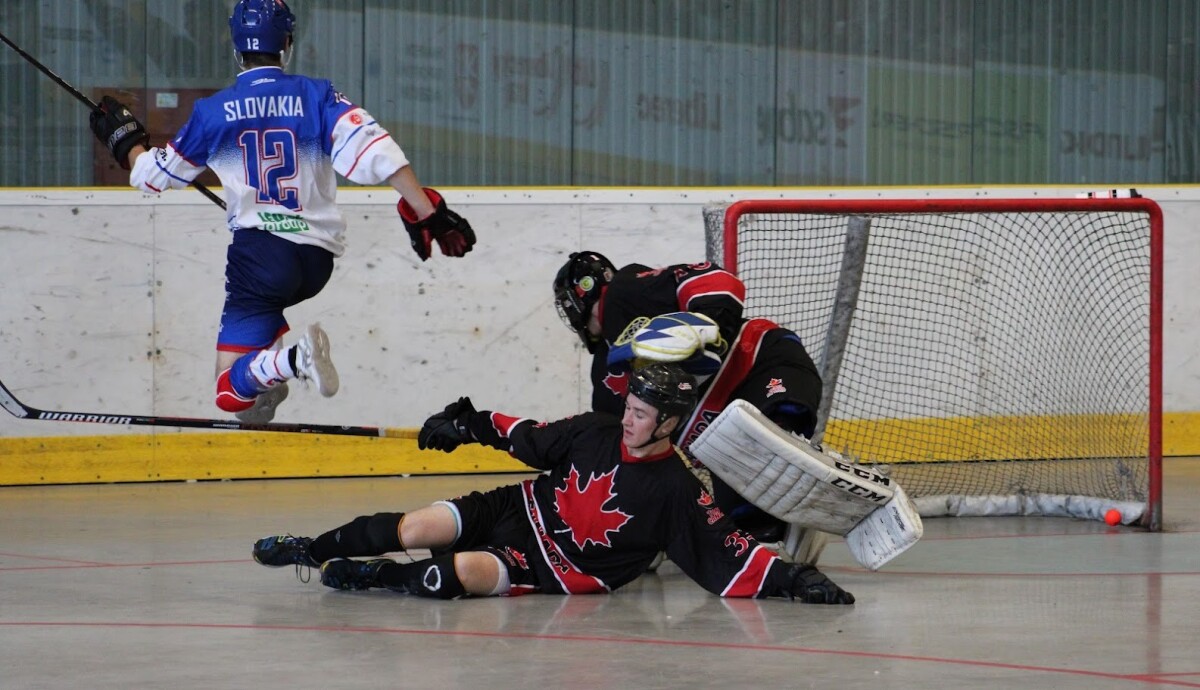 Slovenskí hokejbalisti do 23 rokov v zápase proti Kanade.